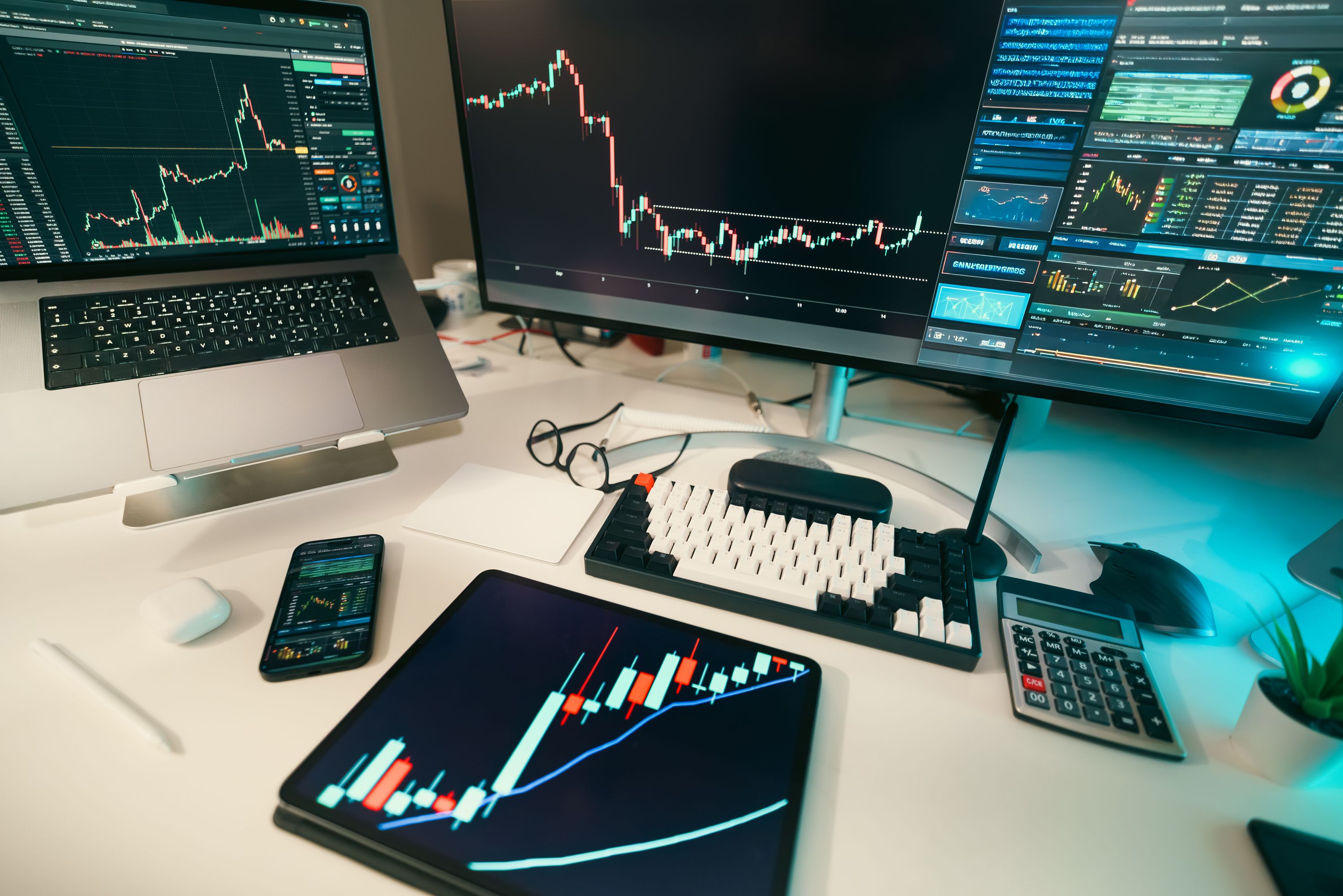 Multi-monitor desktop trading setup